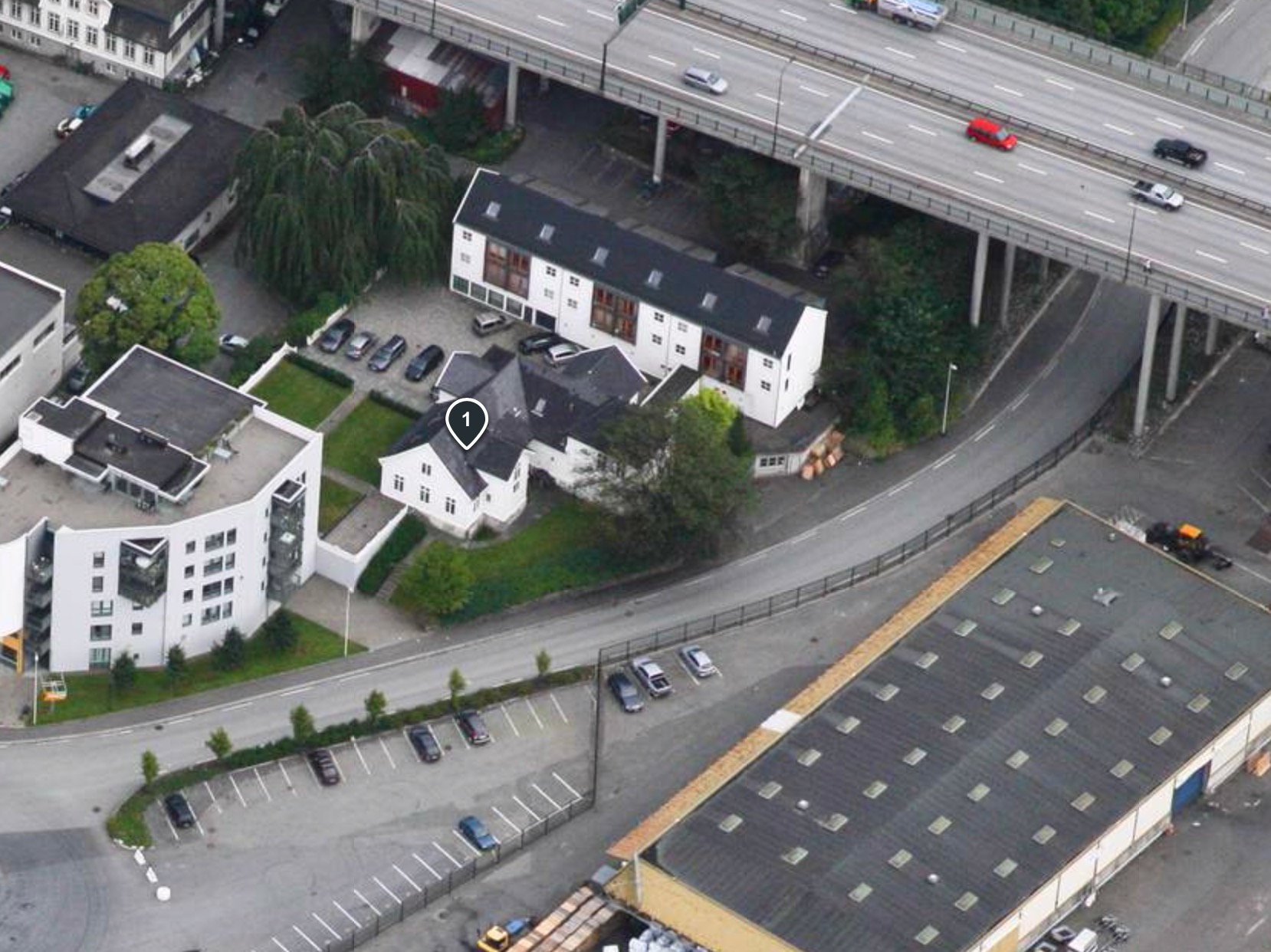 Bygget til høyre inneholder 12 leiligheter, hvor denne er en av de 